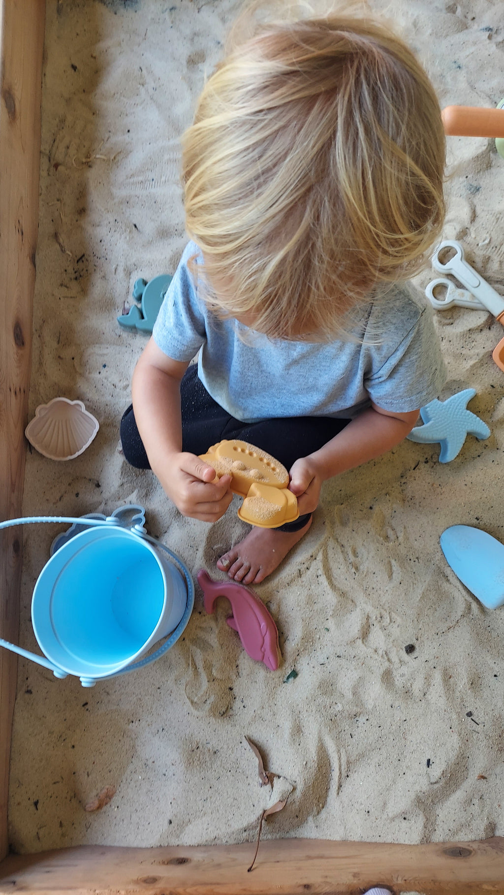 Silicone Sand bucket with toys and shovel